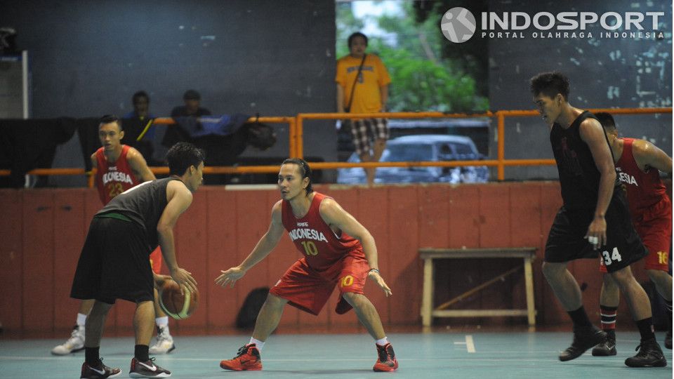 Suasana laga ujicoba timnas basket putra Indonesia melawan Hangtuah Sumesel, Jumat (02/01/15). Copyright: &copy; Ratno Prasetyo/INDOSPORT